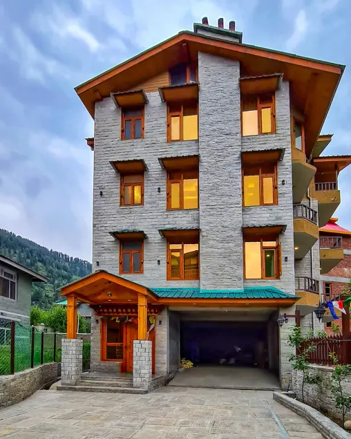 An upscale Homestay in midst of mountains & apple orchards - Image 1