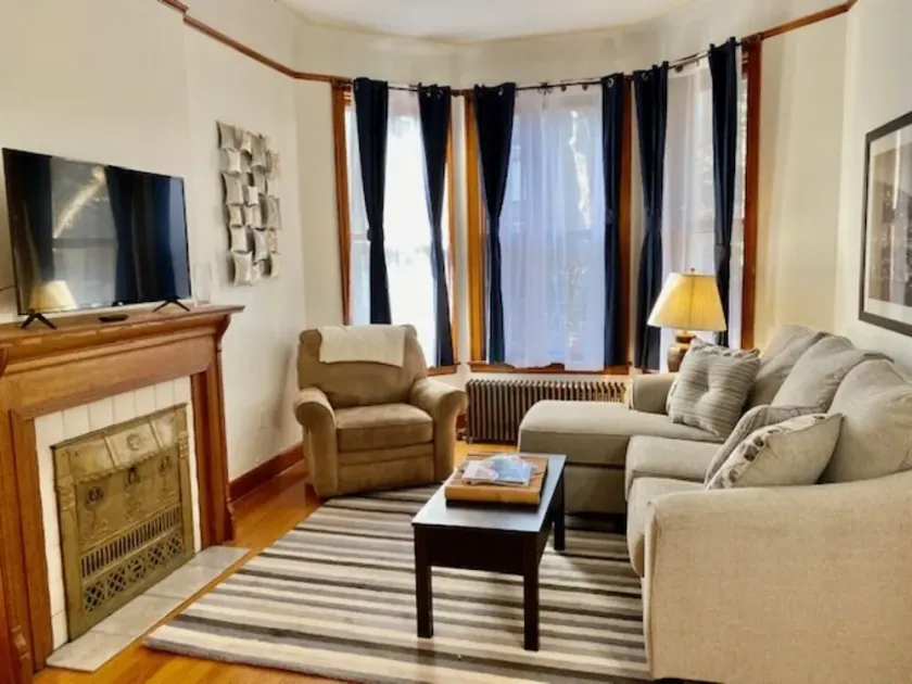 Walk to Wrigley/ Boystown -Chicago 3BR/2Ba Duplex-paid parking available! - Image 1
