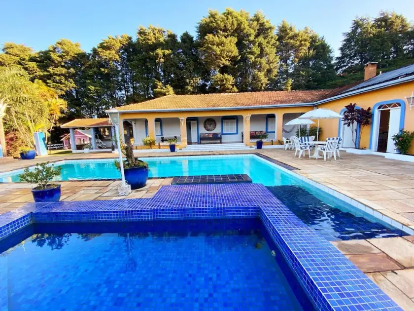 Casa de Campo com Ampla Área de Lazer, Piscina, Mini Campo e Quadra - Image 1