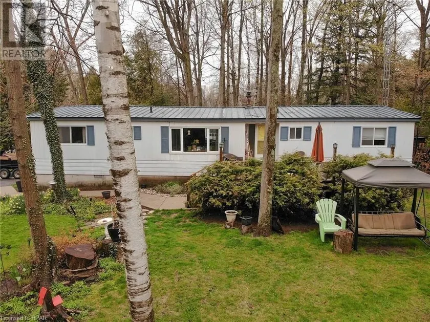 Bright and Spacious Point Clark Cottage across street from Lake Huron - Image 1