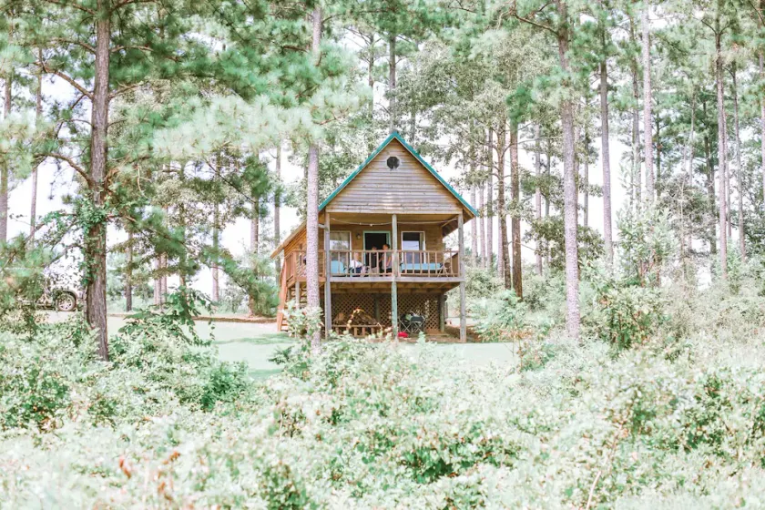 Rustic Cabin Overlooking Private 48 acre Bass Fishing Lake - Image 1