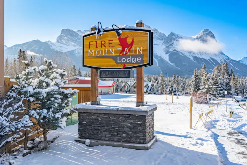 Condo confortable avec vue sur la montagne de plus de 1 000 m², bain à remous, salle de fitness - Image 1
