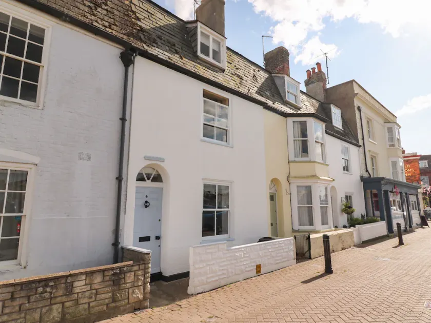 HARBOURSIDE COTTAGE, family friendly in Brewers Quay Harbour - Image 1