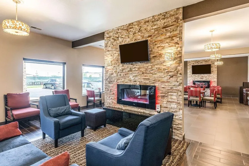Comfort Inn and Suites North Aurora - Image 1