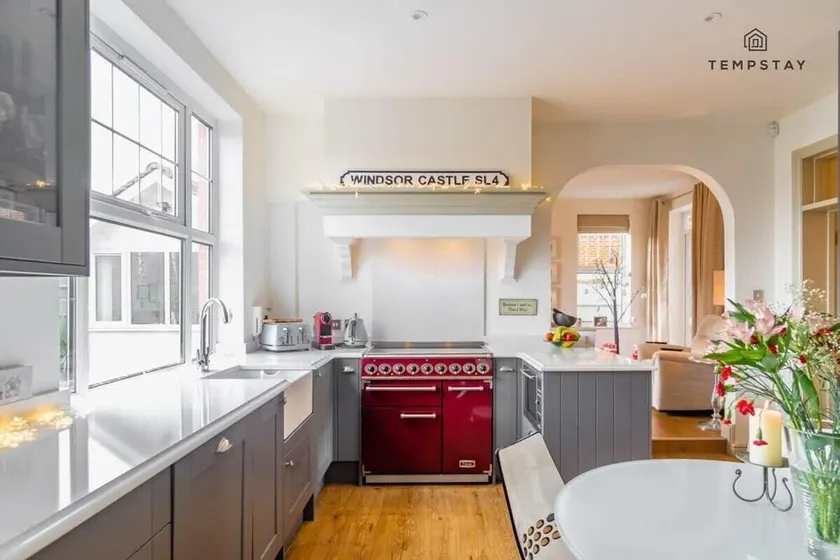 LUXURY HOME - CENTRAL WINDSOR, GATED PARKING - By Tempstay - Image 1