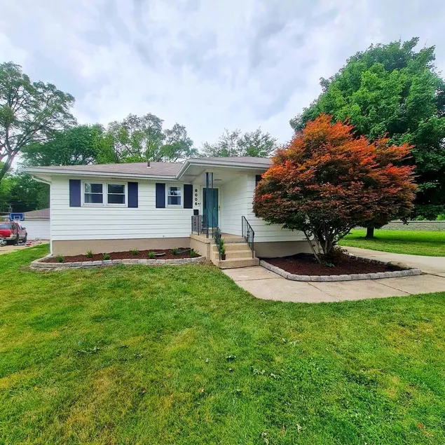 Beautiful and updated place to stay in a quiet neighborhood of Munster Indiana. - Image 1
