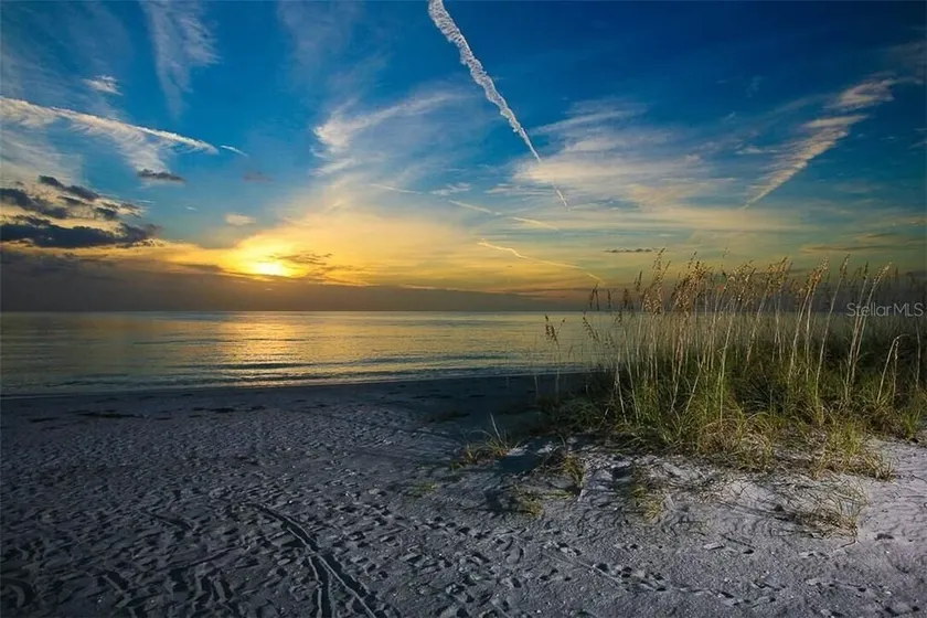 Newly renovated  Cozy Beach Cottage A1/2 of a duplex, 3min walk to beach - Image 1