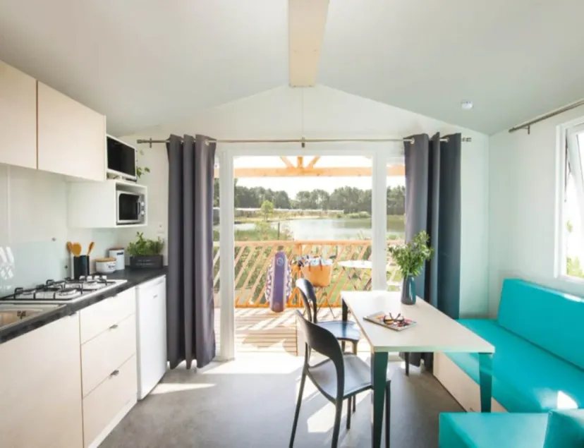 Beach lodge with lake view in Ravels - Image 1
