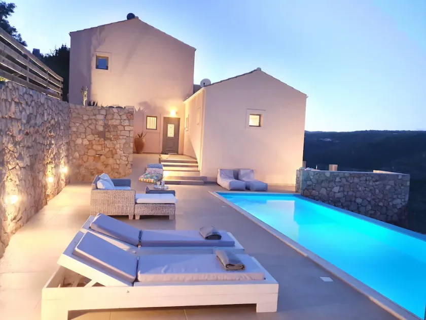 Stylish Villa Albatross with Infinity Pool & stunning SeaViews - Image 1