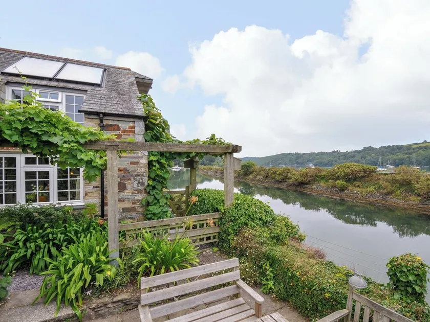ISLAND HOUSE, pet friendly, character holiday cottage in Tywardreath - Image 1