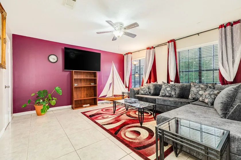 Dog-friendly apartment with central AC & washer/dryer - snowbirds welcome - Image 1