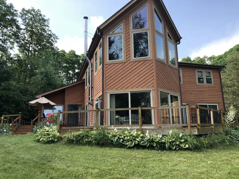 Beautiful five bedroom home on 15 acres - Image 1