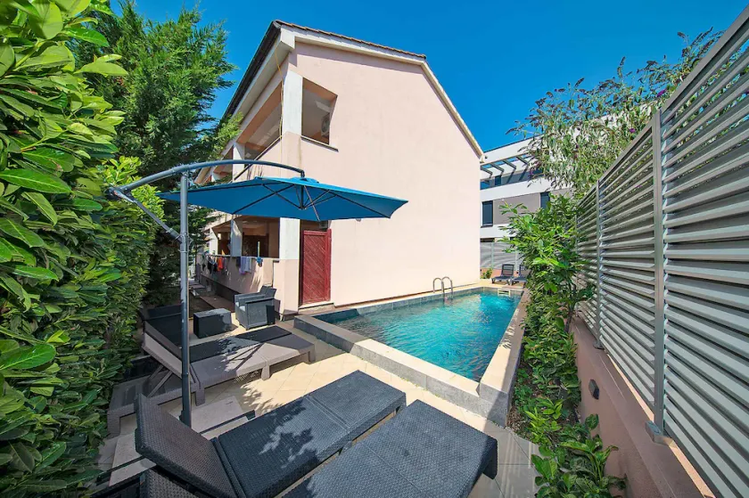 Holiday apartment with air conditioning and pool - Image 1