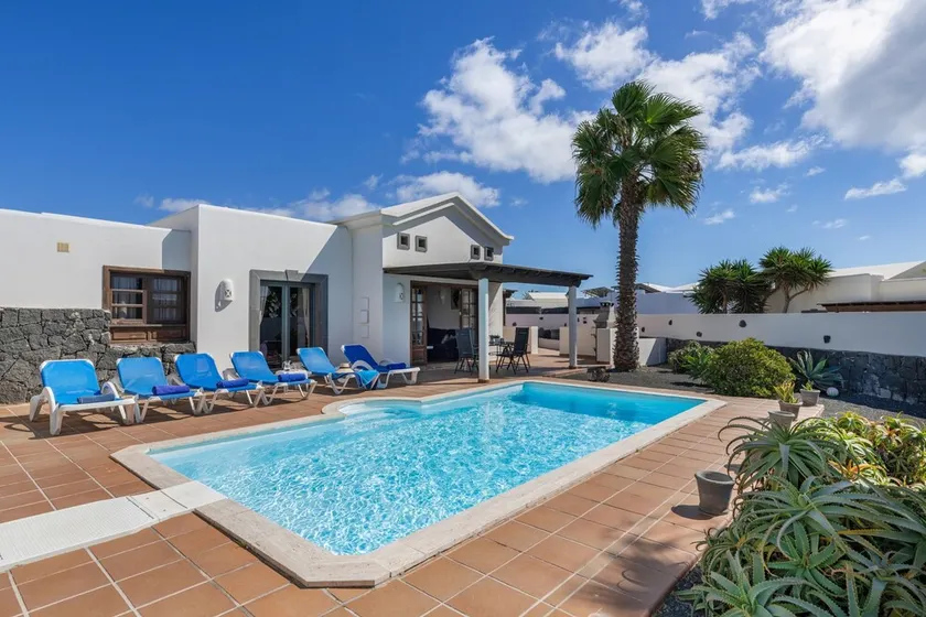 Maison de vacances \"Villa Tania\" avec vue sur la mer piscine, jardin, terrasses et Wi-Fi. - Image 1