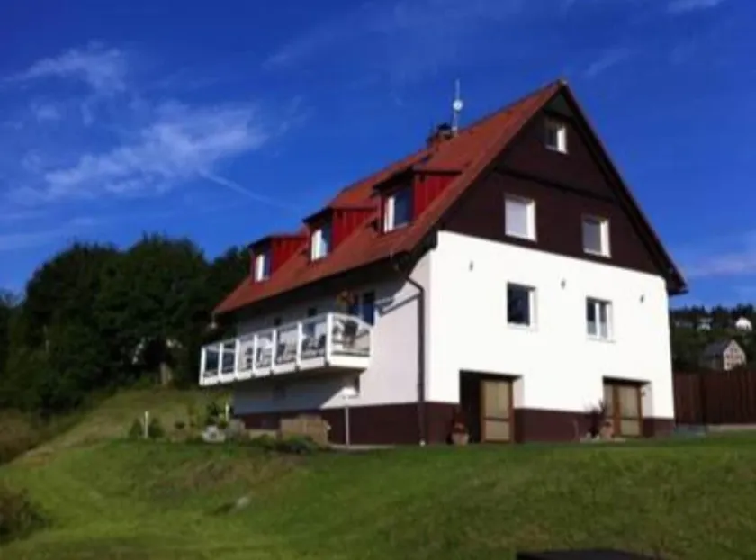 Desfrute desta casa de luxo num ambiente verdadeiramente bonito, perto de Nové Mesto - Image 1