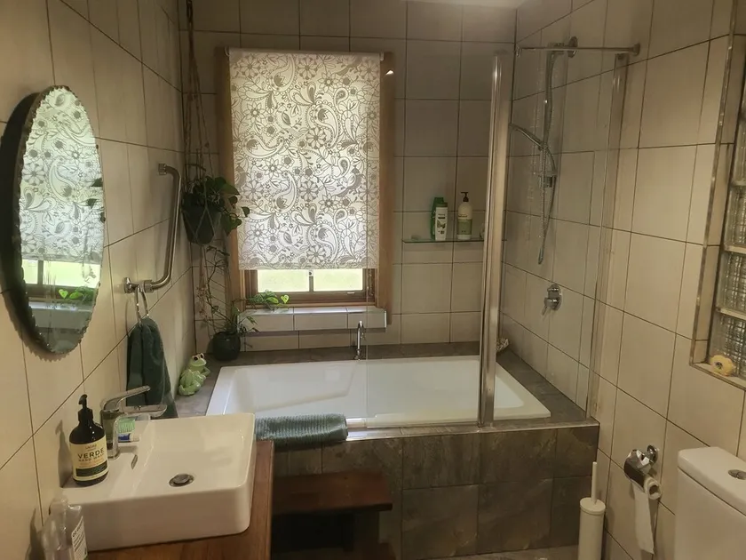 Delightful fully self contained ground floor apartment. - Image 1