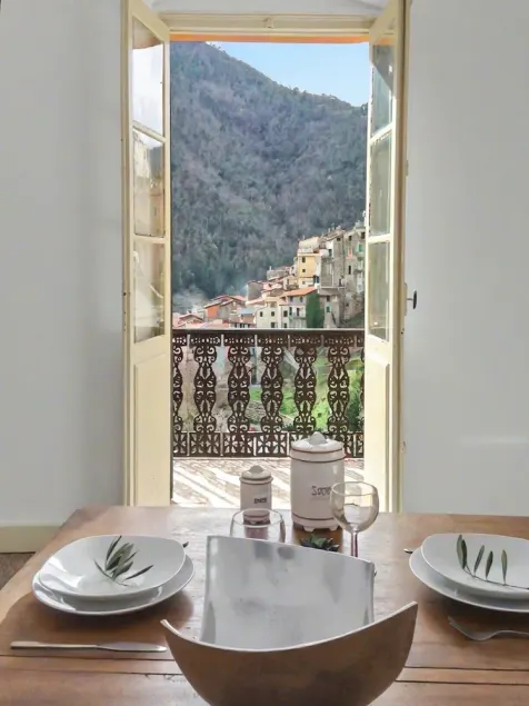Spacious and Sunny Flat with Balcony Views, 4BD, 1.5 BT, Free Parking, Free Wifi - Image 1