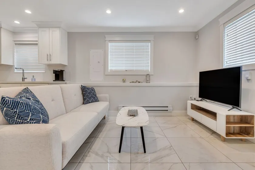 Modern Guesthouse near Skytrain and Free Parking - Image 1