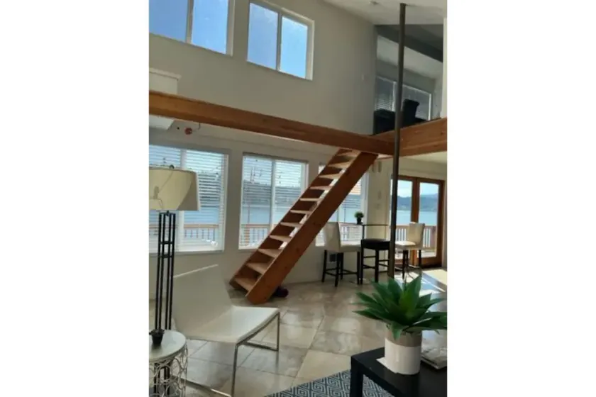 Lakefront & private beach  - Image 1