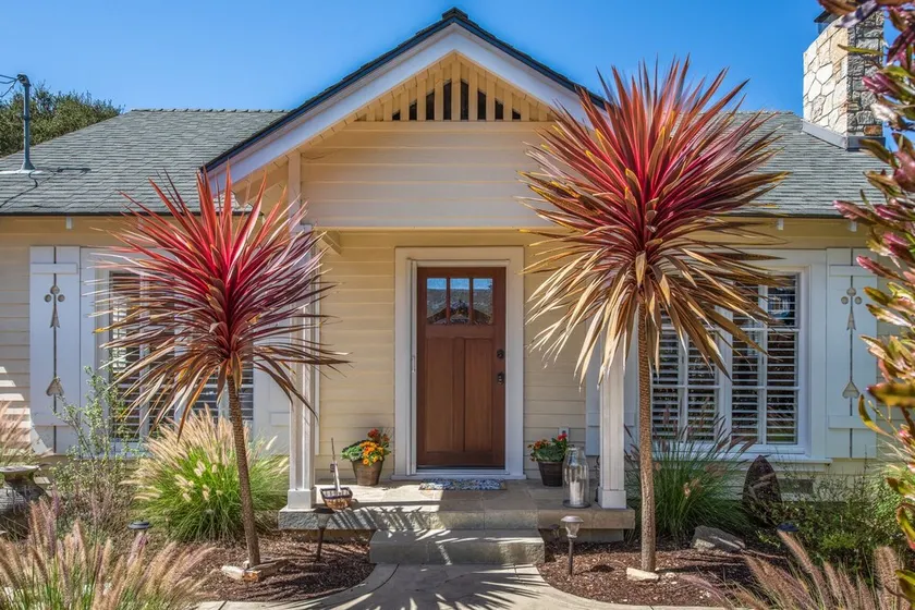 3747 Bungalow by-the-Sea - Adorable, Cozy Cottage - Image 1