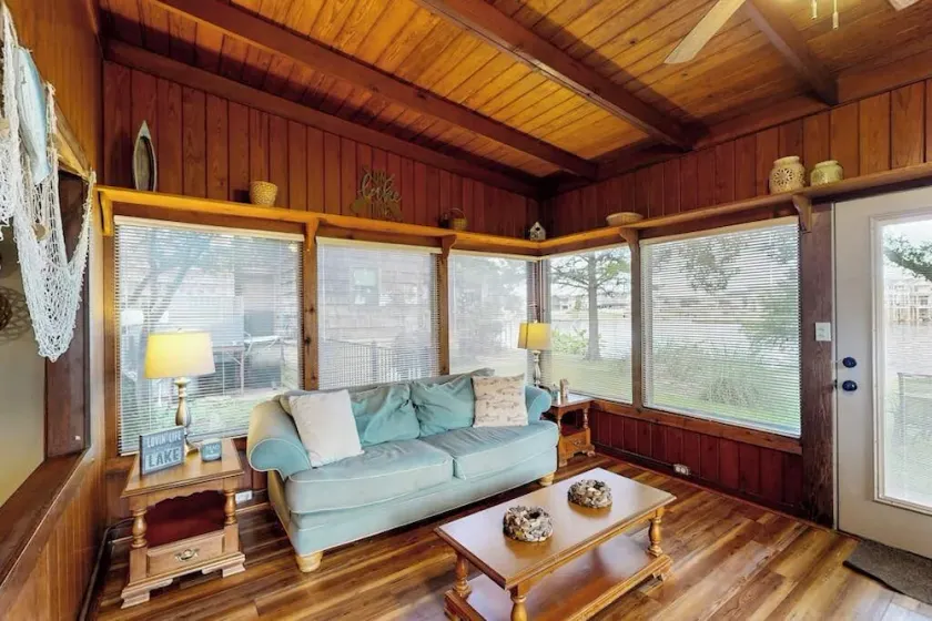 Classic Lakefront Cottage with Private Dock, Lovely Lake View, Backyard & WiFi - Image 1
