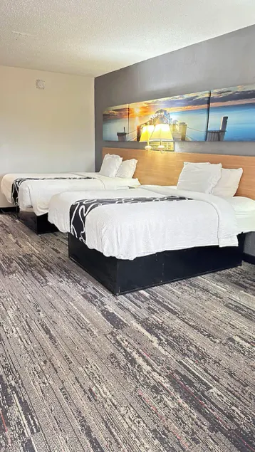 Dreamland Inn and Suites - Image 1
