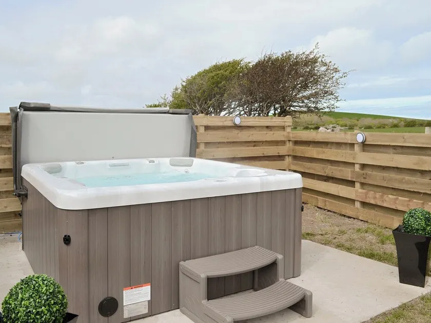 5 Schlafzimmer Unterkunft in Llanynghenedl, near Holyhead - Image 1