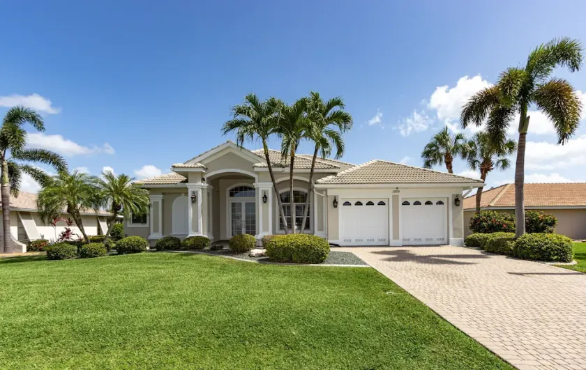 Maison moderne 4 Bd / 3 Bath Waterfront avec accès rapide au golfe et piscine chauffée - Image 1