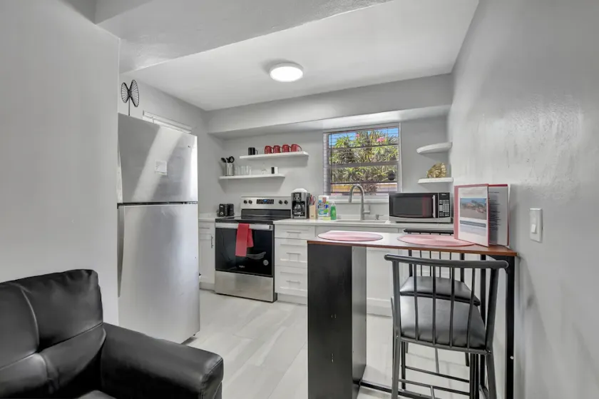 Spacious studio, 2 blks walk to Ave, close to beach, pets allowed, free parking - Image 1