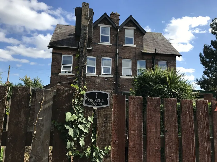 Nottingham Spacious Modern Home with Netflix & massive garden - Image 1