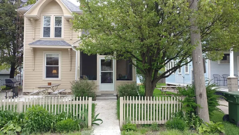 RARE FIND! Guest House in downtown Village of Put-in-Bay! - Image 1