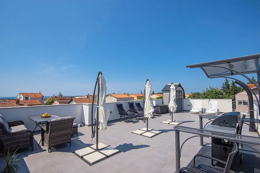 Large roof terrace with sea view - Image 1