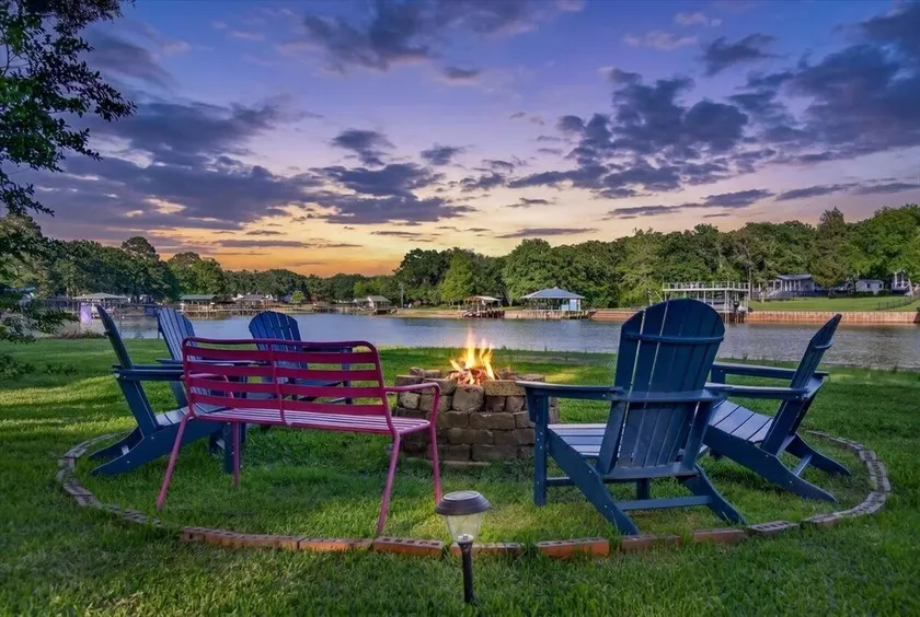 Lakefront Retreat w Private Dock, Sandy Beachfront, Kayaks, Firepit & Lilypad - Image 1