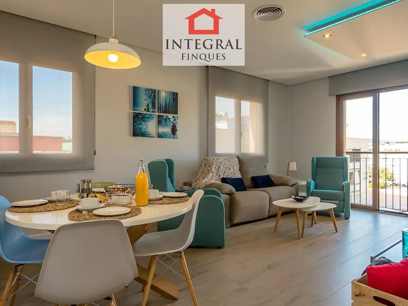 Luxury Apartment with Modern Amenities, 100m from Beach, Parking Included - Image 1