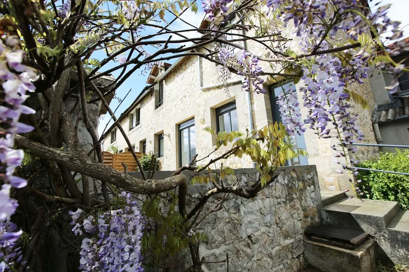 Cottage on private grounds - Image 1