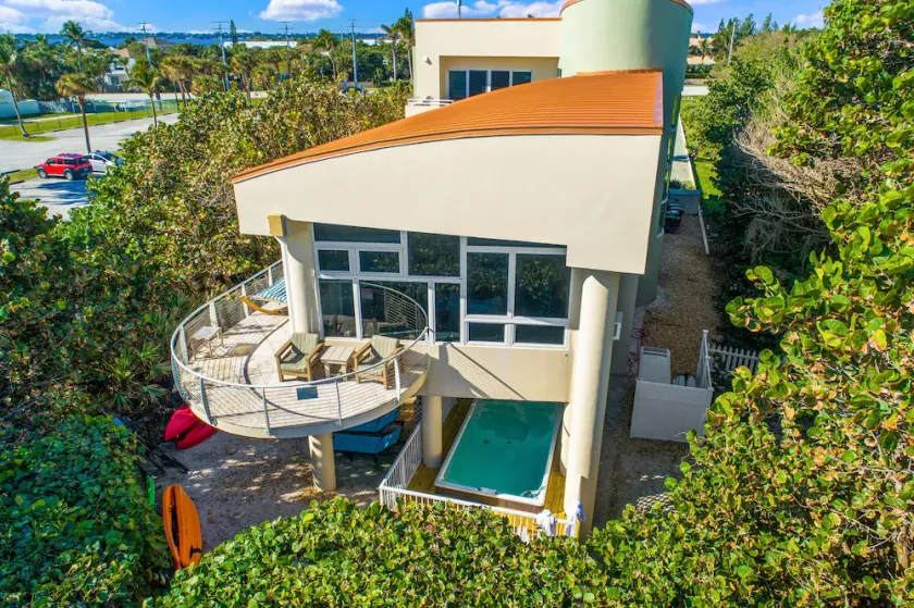 Lux Palace ~ON~ beach w/ lifeguard! 4 mast.suites, pool, elev. Bedrms <100USD nt - Image 1