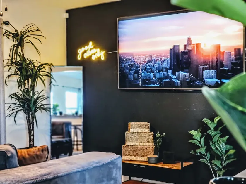 🌊King bed - near SoFi and LAX - free onsite parking  - Image 1