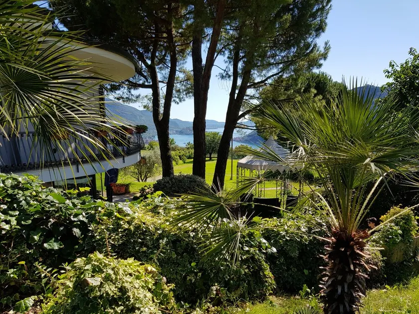 Independent part of a villa. Large private park with swimming pool. Magnificent view - Image 1