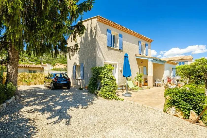 Villa—3 bedrooms, 3 bathrooms, 3 separate toilets, garden, enclosed parking—98 m²—2 min from town - Image 1