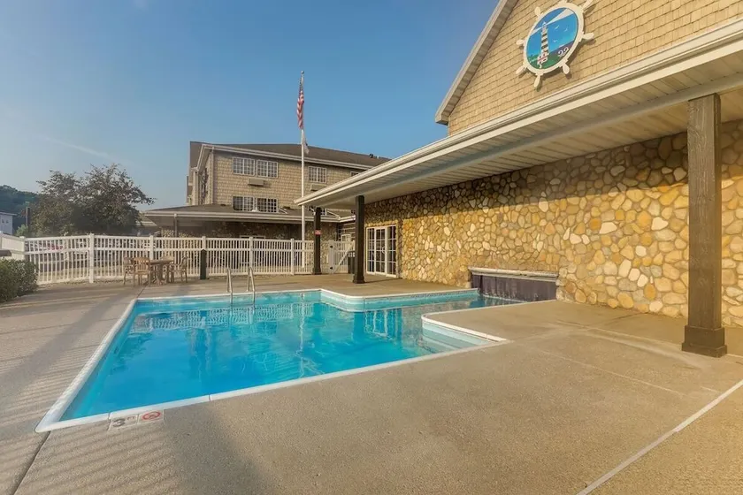 Ease Your Senses! Elegant Lodging with Stunning Views of IL's River Valley - Image 1