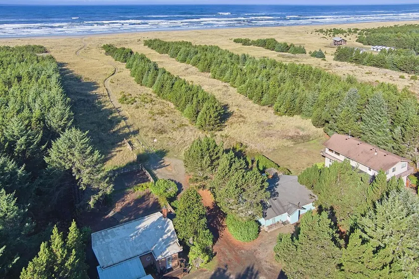 Steps to Beach , Pets Ok, Fenced Yard, Fireplace (SeaNest) - Image 1