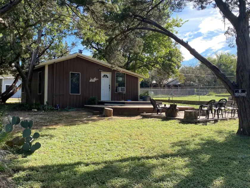 Rustic Cabin by Lake Whitney - Image 1
