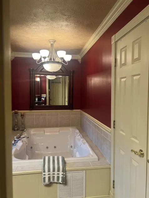 Spacious Colonial Home with Sunroom, Jacuzzi & Single-Level Living - Image 1