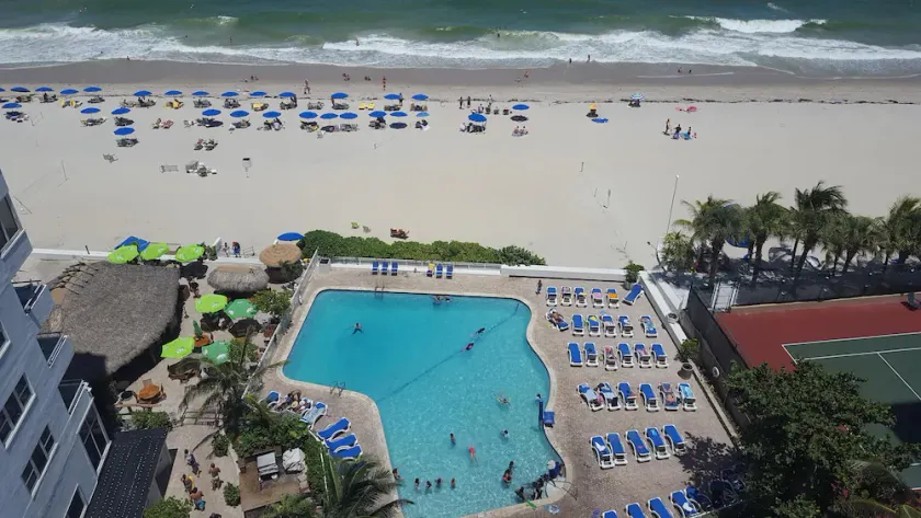 Une chambre sur la plage avec une impressionnante vue sur l'océan - Image 1