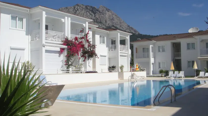 Modern apartment with pool and garden - Image 1