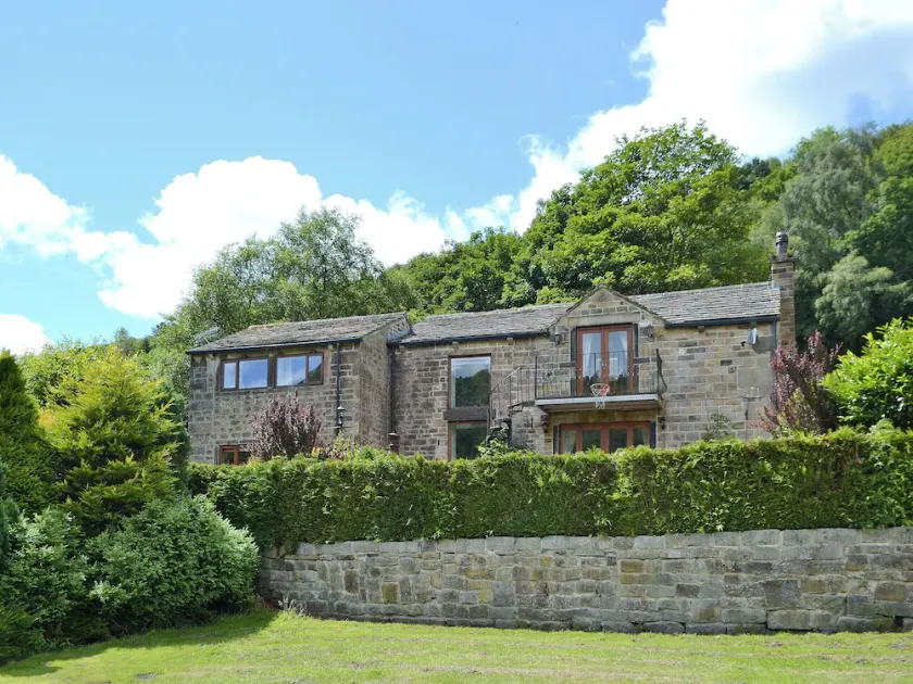 4 bedroom accommodation in Heptonstall, near Hebden Bridge - Image 1