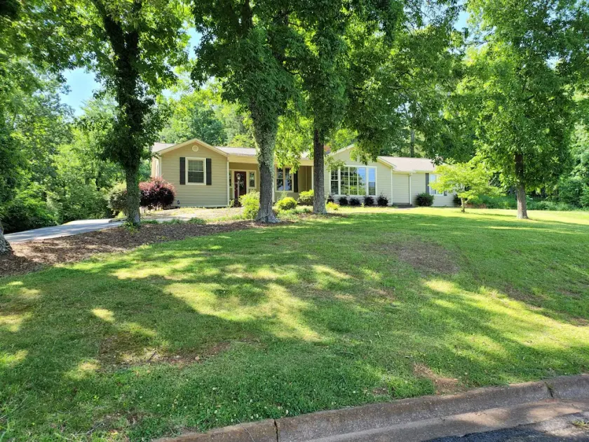 4. Spacious historic home in Lake Guntersville - Image 1