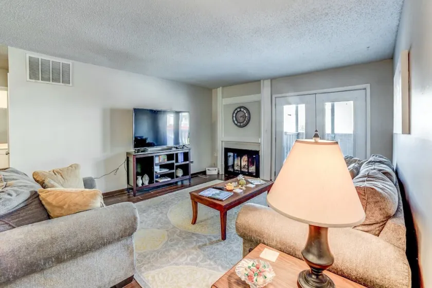 Stay in a classically designed apt near ORU, exercise trails, and restaurants! - Image 1