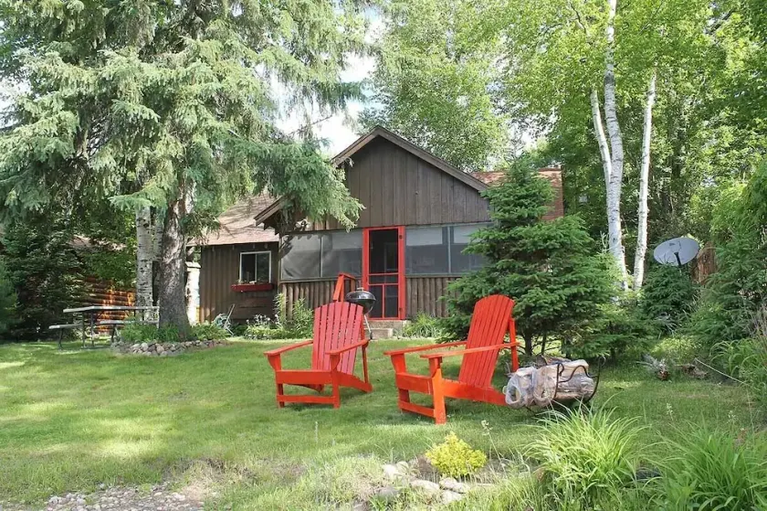 your own private beach Lakefront cozy cottage in a peaceful bay on 5 lake chain. - Image 1