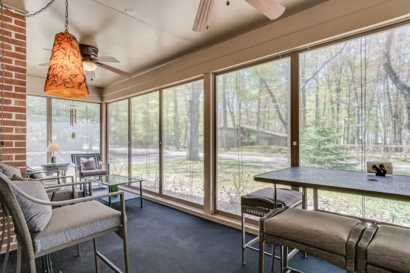 Walk to beach - Cozy 2 Bed/1 Bath Cottage - Sleeps 6 - 1 block to Lake Michigan - Image 1
